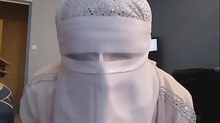 kahba arabe voil&eacute;e montre ses gros nichons en dansant